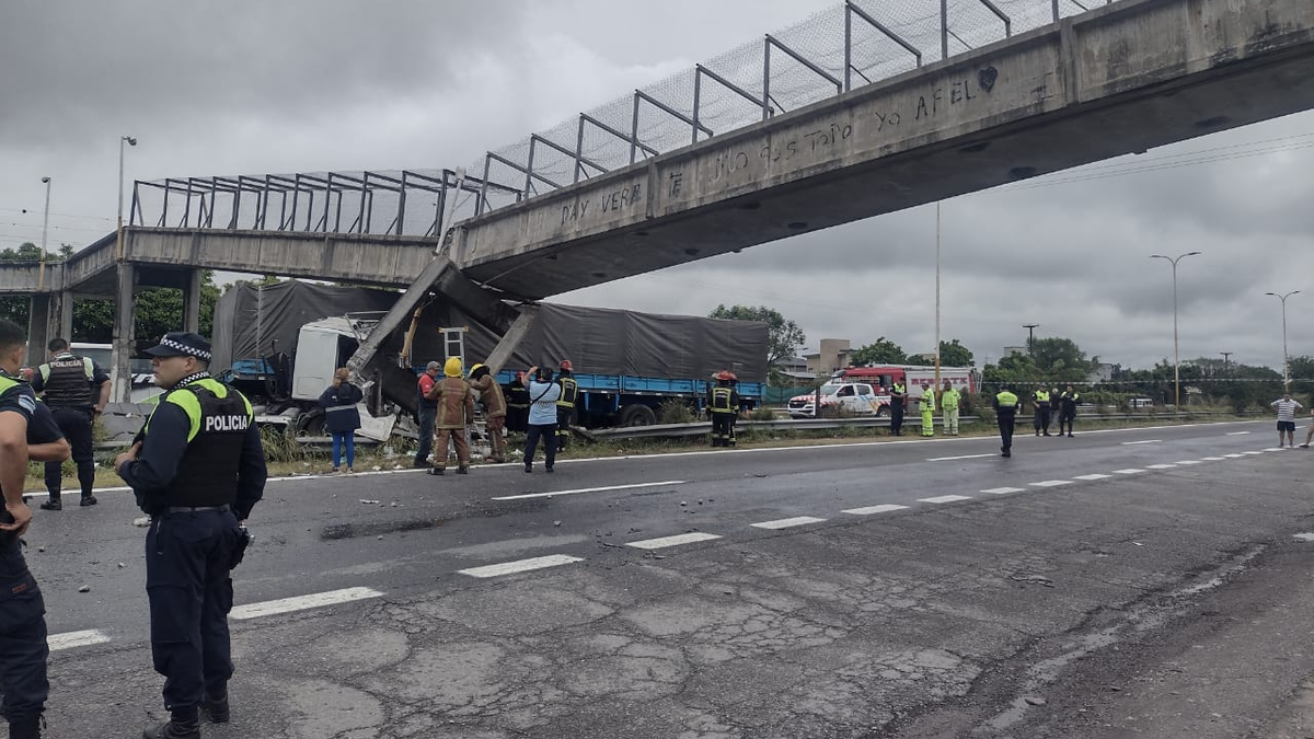 Tucumán: un camión chocó contra un puente peatonal sobre la Ruta 9, altura Las Talitas