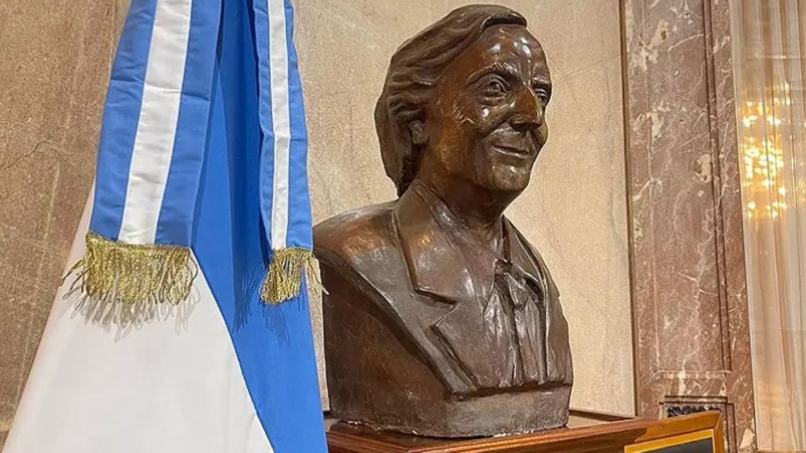 EL busto de Néstor Kirchner en el Senado AFUERA: Victoria Villarruel lo hizo sacar “yo no soy su viuda”