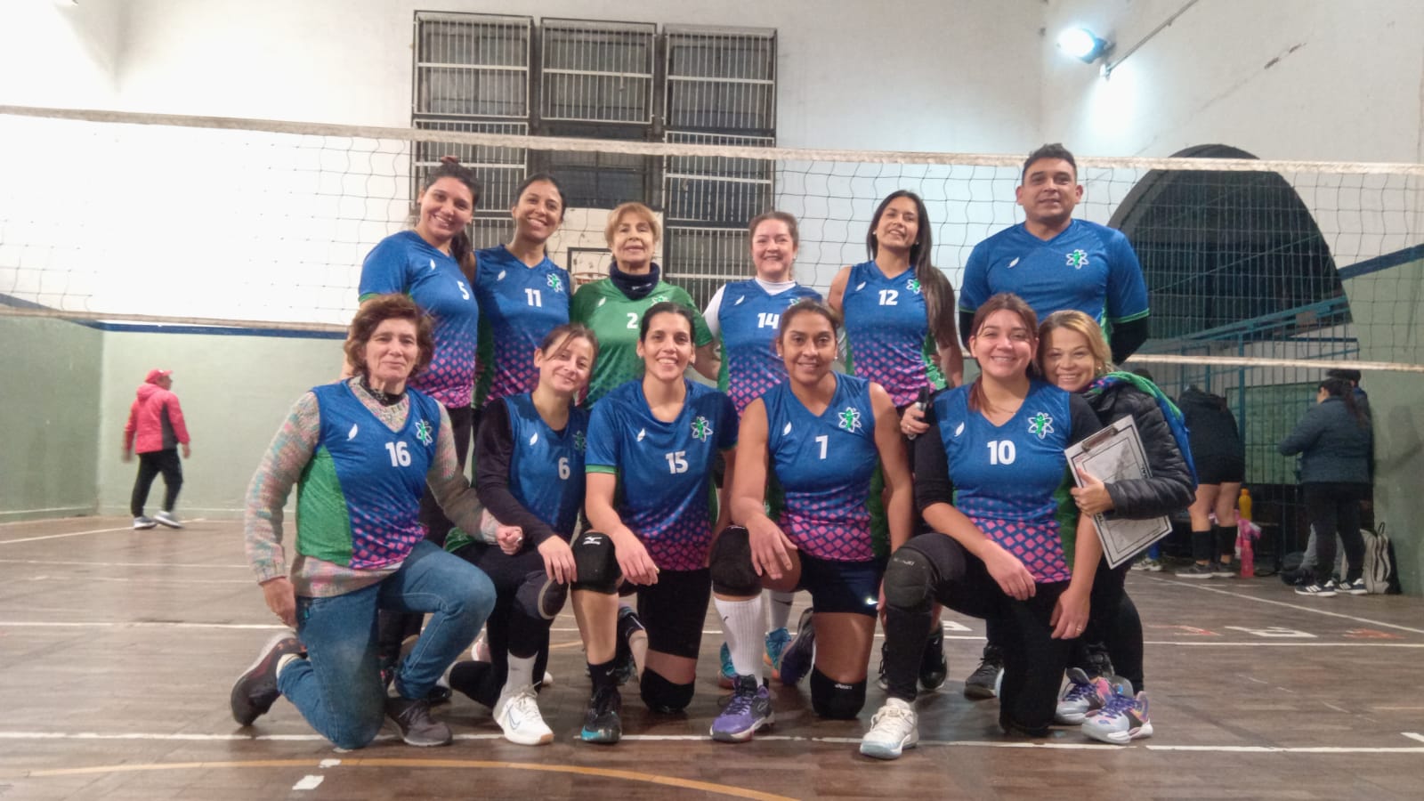 No hay edad para jugar: el vóley que cambia vidas en Tucumán