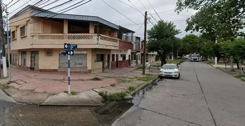 Tucumán: le quiso robar el celular, la mujer lo arrojó a la casa de una amiga y se salvó