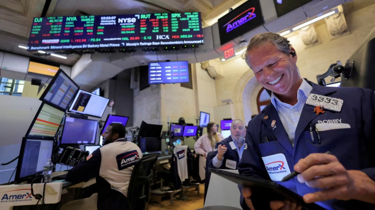 Las acciones argentinas subieron hasta 5% en Wall Street, el riesgo país bajó a 900 puntos y el dólar oficial cerró a $1.360