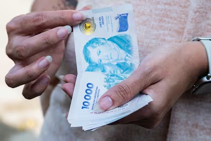 Los salarios registrados subieron 2,2% en julio y lograron superar a la inflación