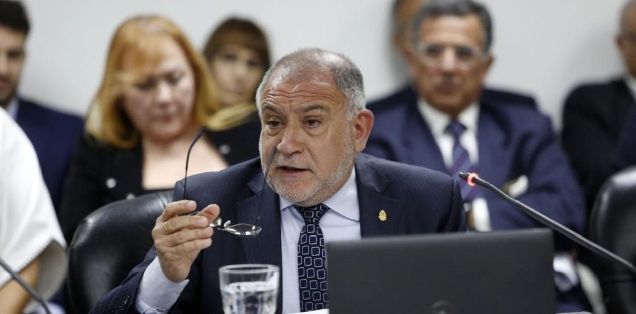 El senador Luis Juez le dice chau al PRO y le guiña un ojo a LLA