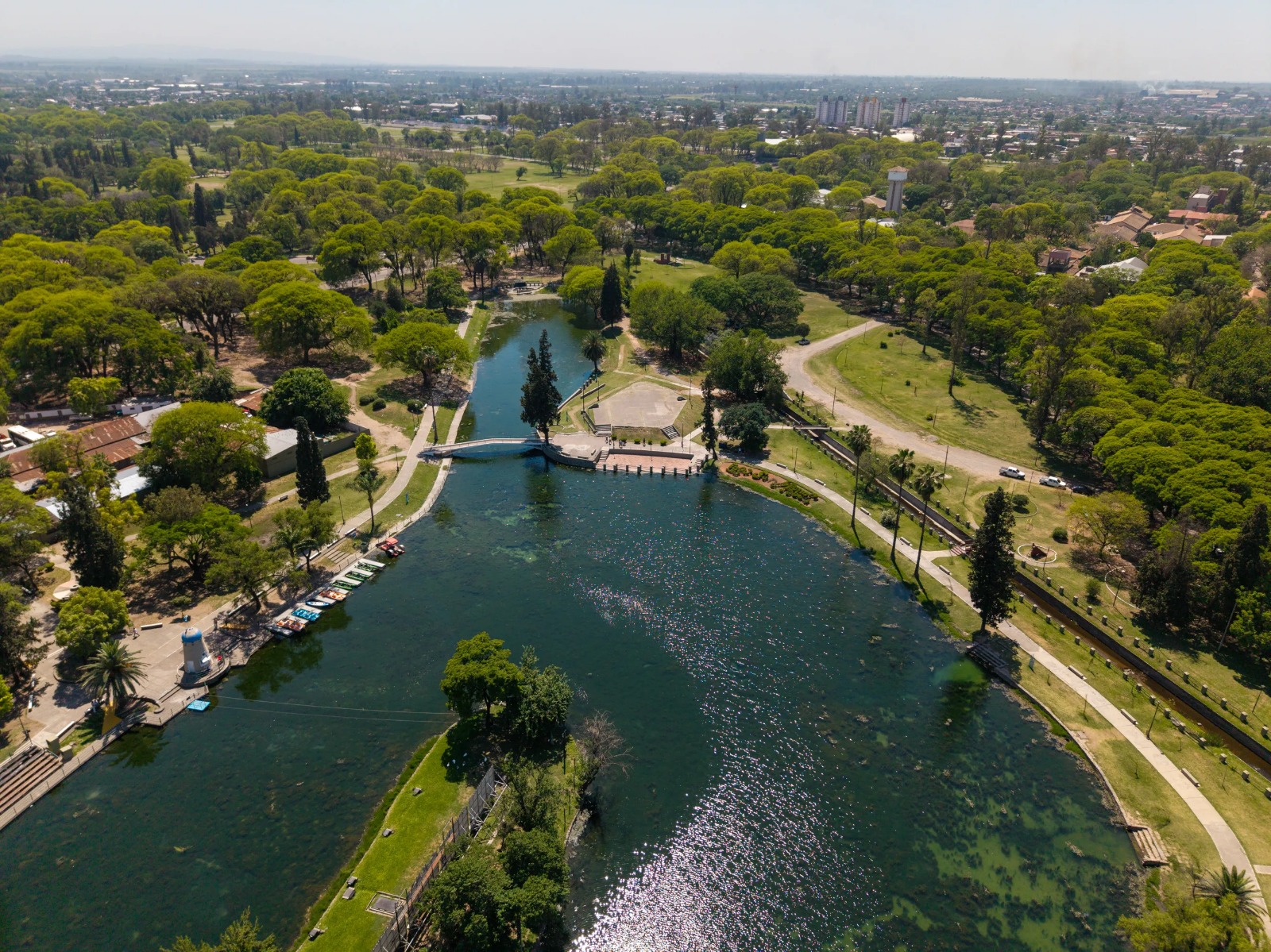 El Municipio de San Miguel de Tucumán cerró el concurso para reformar la Confitería del Lago en el Parque 9 de Julio: son 70 propuestas presentadas