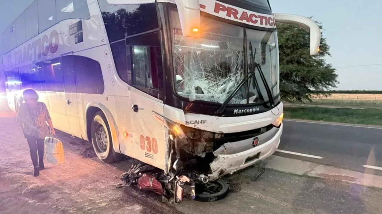 Accidente fatal entre un colectivo, que venía a Tucumán, y una motocicleta: hubo dos muertos