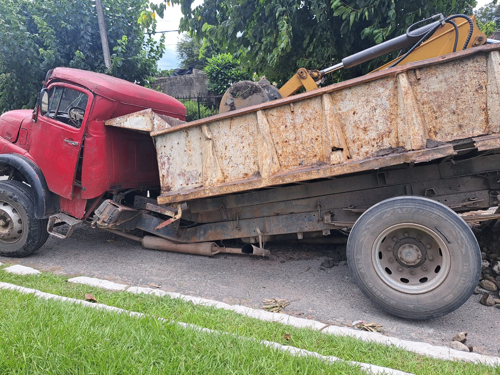 Sean eternos los pozos de las calles de Tucumán: en Famaillá fue una trampa para un camión que lo partió en dos