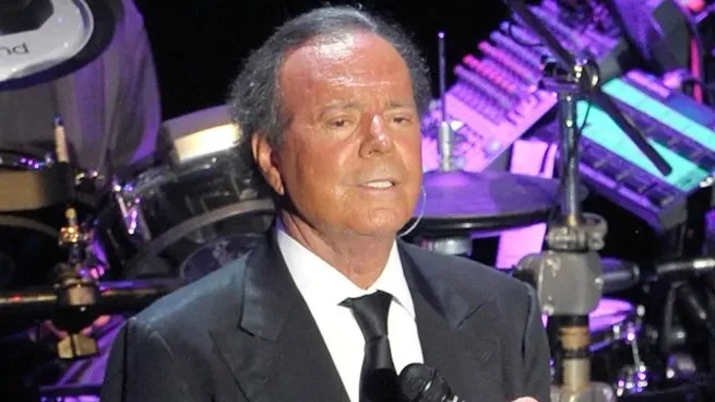 Julio Iglesias es acusado por agresiones sexuales, acoso y abuso de poder por dos ex empleadas