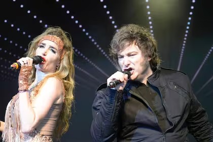 El show de Javier Milei con Fátima Florez: cantaron “Rock del gato” en el teatro