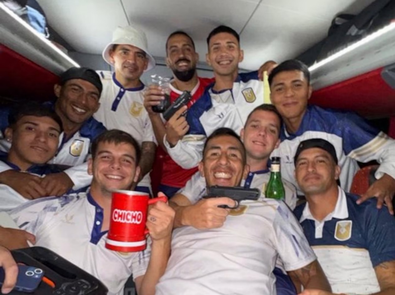 Polémica: jugadores de Tucumán Central ganaron un partido y se sacaron una foto con armas para festejar