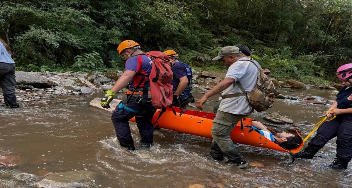 Tucumán: cayó desde una cascada en San Javier y tuvo que ser rescatado por los bomberos