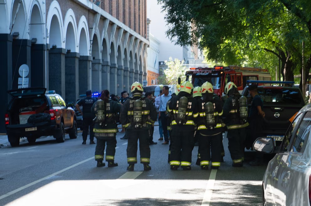 Estalló un paquete con explosivos en la Escuela Superior de Gendarmería y hay cuatro agentes heridos