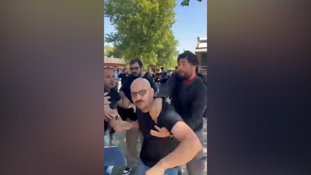 Un docente agredió a estudiantes libertarios en la Universidad Nacional de Lanús