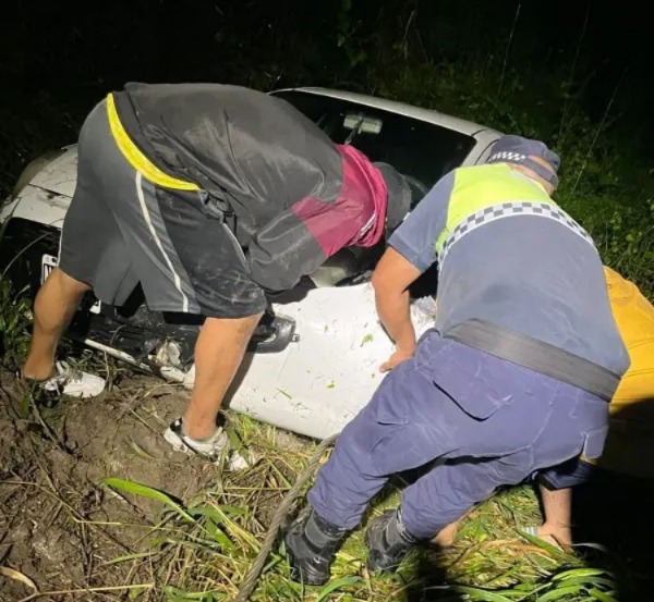 Lluvias en Tucumán: un automovilista volcó en Atahona a causa del agua acumulada en la ruta