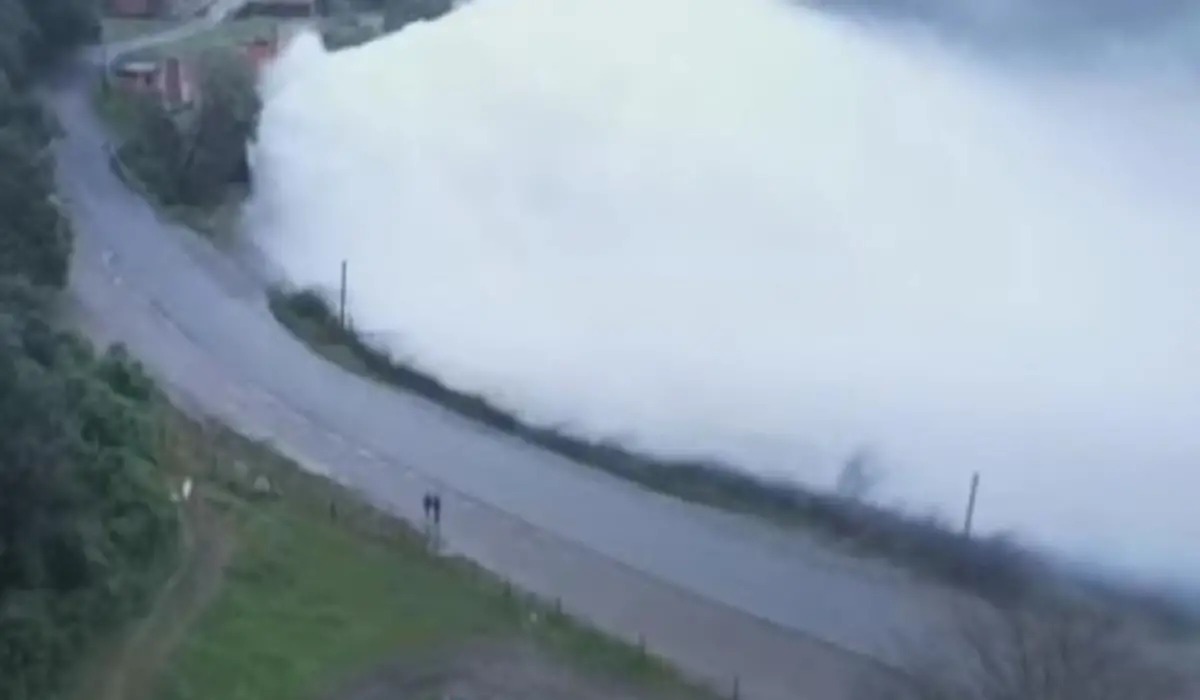 Atención Tucumán: El Cadillal comienza a rebalsar y el agua supera la ruta