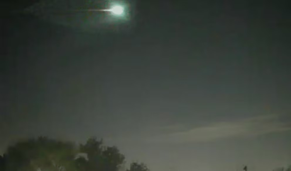 Un bola de fuego sorprendió a Buenos Aires y Uruguay e iluminó el cielo. Video