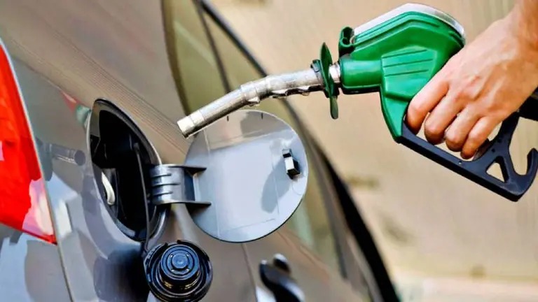 El Gobierno aplicará un aumento parcial del impuesto a los combustibles: el impacto en el litro de nafta y gasoil desde el 1 de mayo