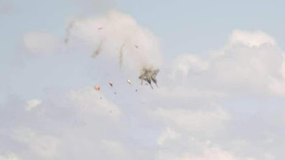 Dos aviones militares chocaron en pleno show aéreo en Idaho: el impactante momento del accidente. Mirá