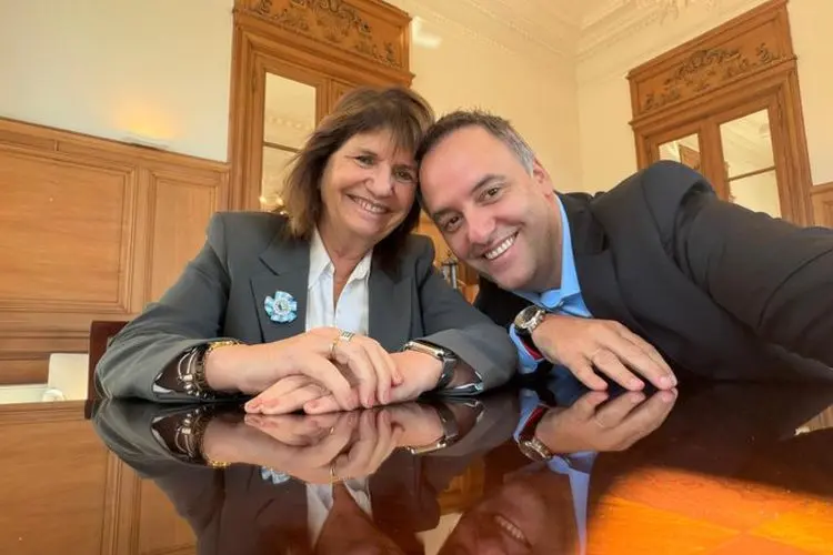 Escándalo en el Gobierno: Bullrich acusa a Adorni de “omisión ética” por sus ahorros no declarados