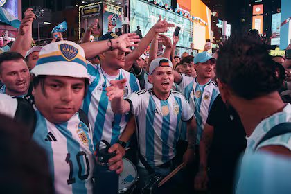 Clima caliente antes del debut: pelea entre hinchas de Argentina y Argelia en Times Square