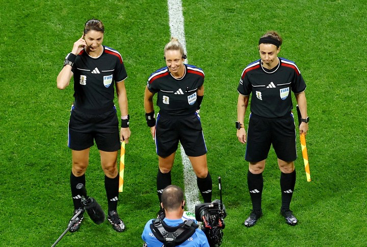 Histórico en el Mundial: por primera vez, una terna arbitral femenina de un mismo país dirige un partido