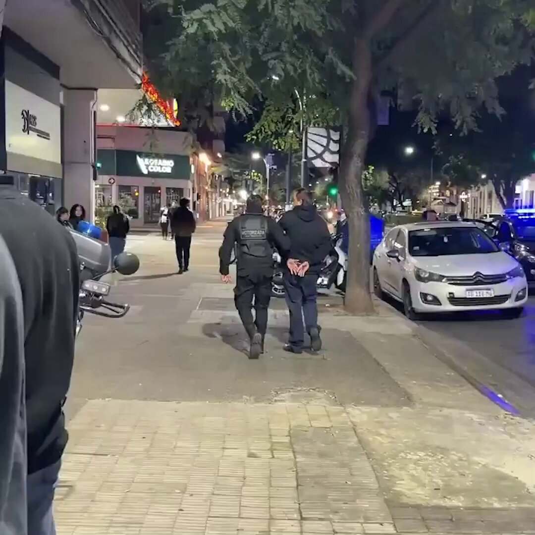 Detuvieron en Rosario a un hombre por vandalizar con materia fecal la fachada de una sede libertaria