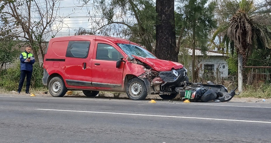 Fatal accidente en Tucumán: chocaron una camioneta y una moto en Arcadia y fallecieron un niño y un joven