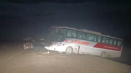 De terror: un colectivo con 41 pasajeros quedó colgado de un precipicio y debieron esperar horas sin calefacción