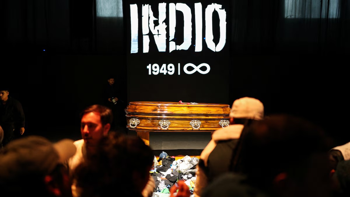 Miles de fanáticos despiden al Indio Solari