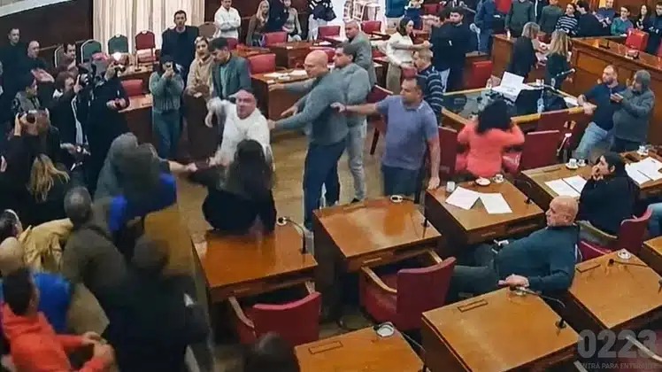Barbarie en el Concejo Deliberante de Mar del Plata: patadas, empujones y trompadas entre taxistas y choferes de Apps. Mirá