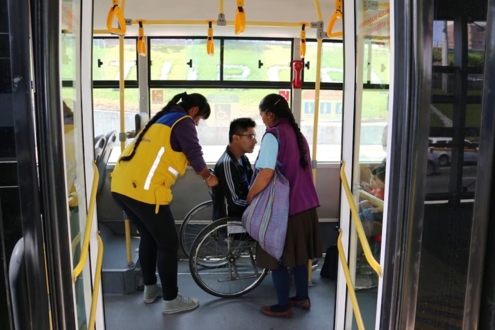 Las personas con discapacidad podrán viajar gratis en colectivo usando su tarjeta SUBE: cómo gestionar el beneficio