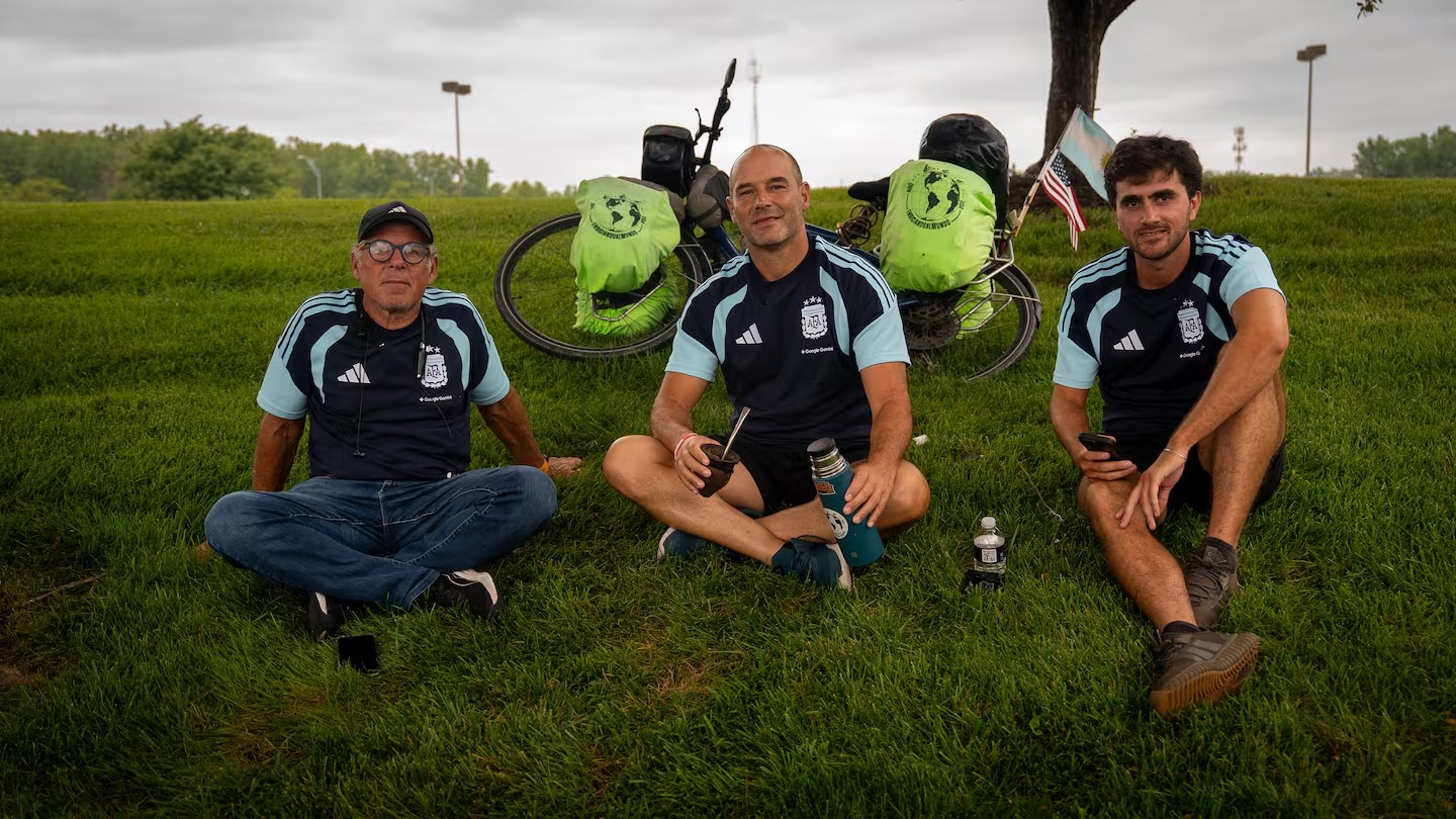 Pedalearon desde Gualeguaychú a Kansas para ver a la Selección Argentina y Scaloni les cumplió un sueño