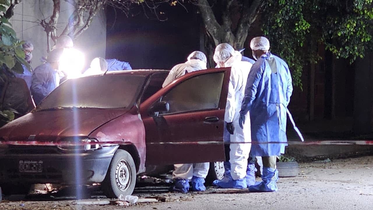 Investigan la muerte de una mujer encontrada dentro de un automóvil que se prendió fuego en la capital tucumana