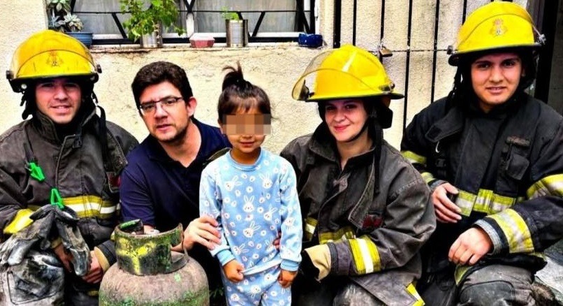 Los Bomberos Voluntarios de Yerba Buena rescataron a una niña atrapada en una garrafa