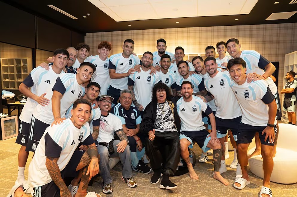 La Mona Jiménez visitó la Selección Argentina y les dio una alegría: el gesto viral de Messi y el jugador-cantante. Video