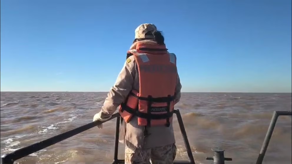 Intensa búsqueda de una embarcación con cinco tripulantes que se perdió en el Río de la Plata