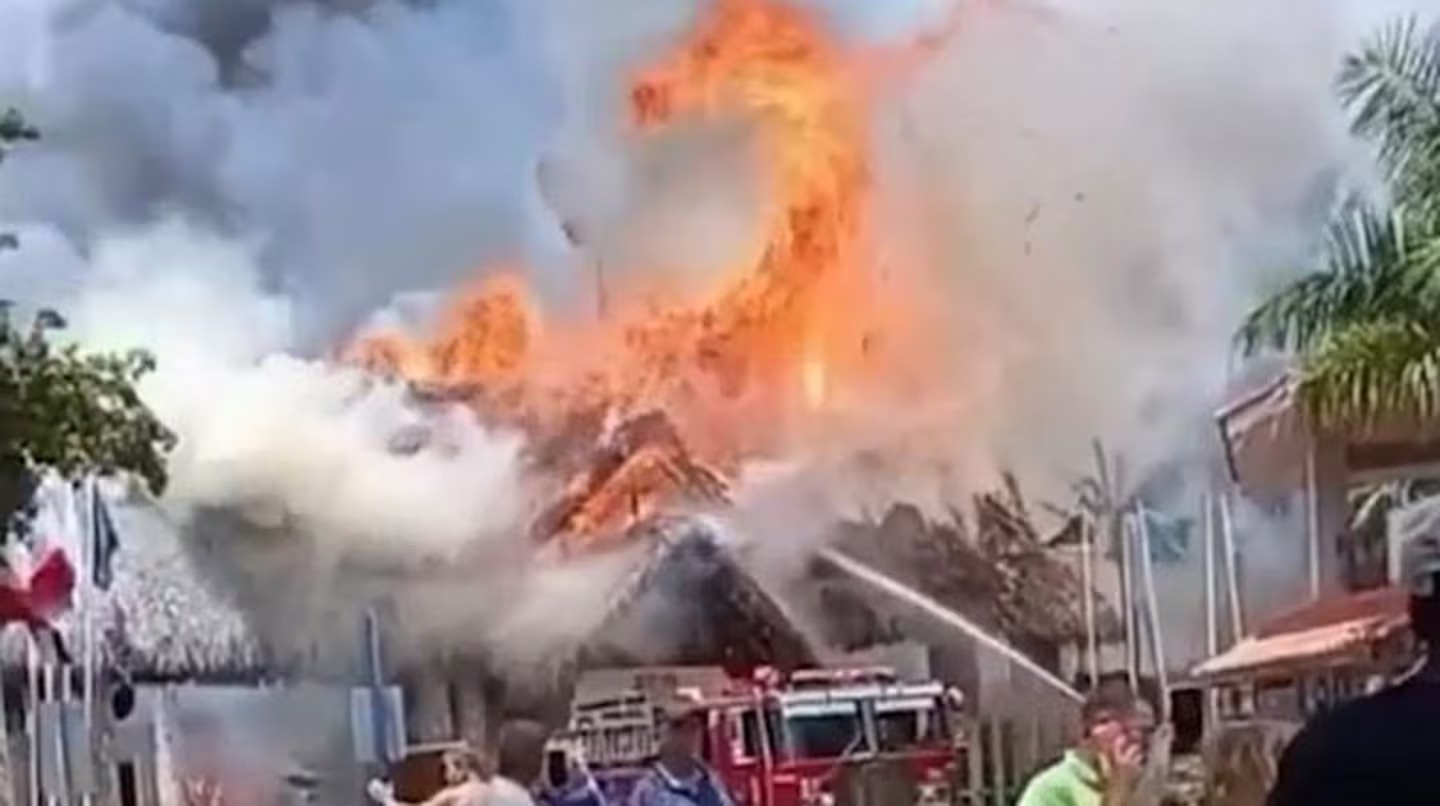 Un impresionante incendio en un hotel de lujo de República Dominicana obligó a evacuar a cientos de huéspedes. Mirá