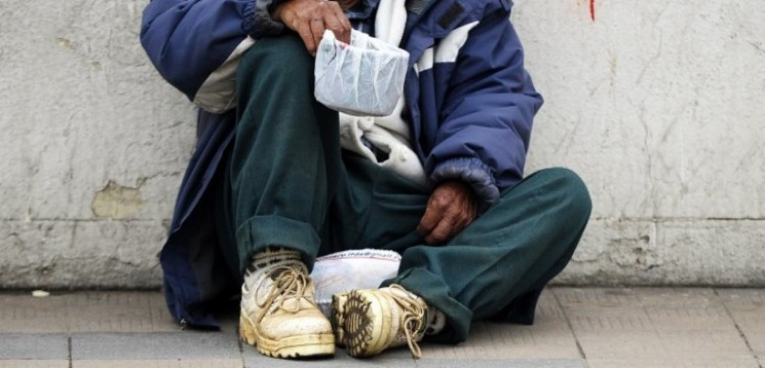 Rescataron en Mataderos a un jubilado de 84 años que era obligado a pedir limosna y le robaban la jubilación