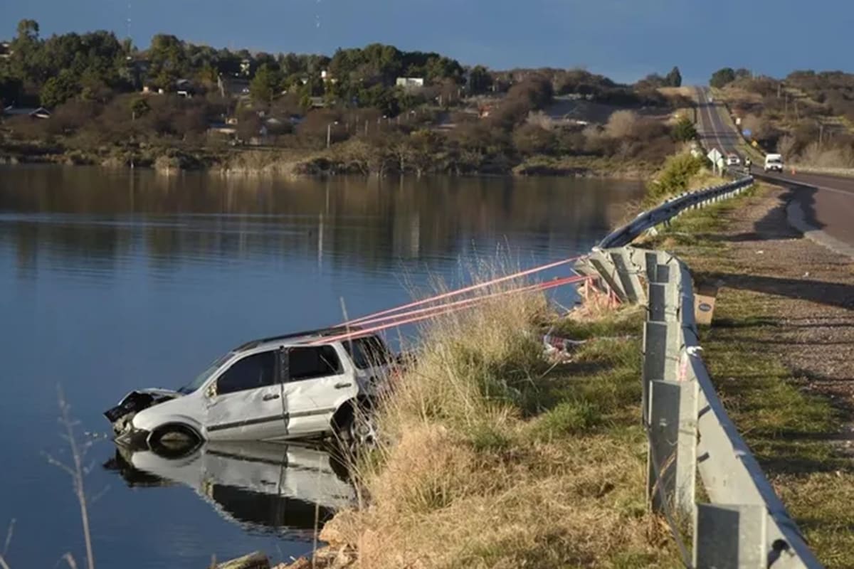 Tragedia en La Pampa: cuatro hermanas murieron al caer con su camioneta en un cuenco de agua mal señalizado