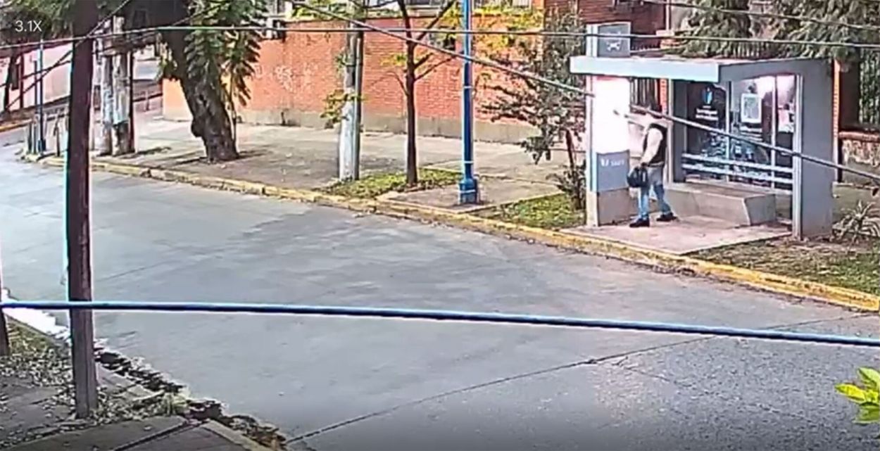 Imputaron a un hombre por destrozar una pantalla LED de una parada en Barrio Sur