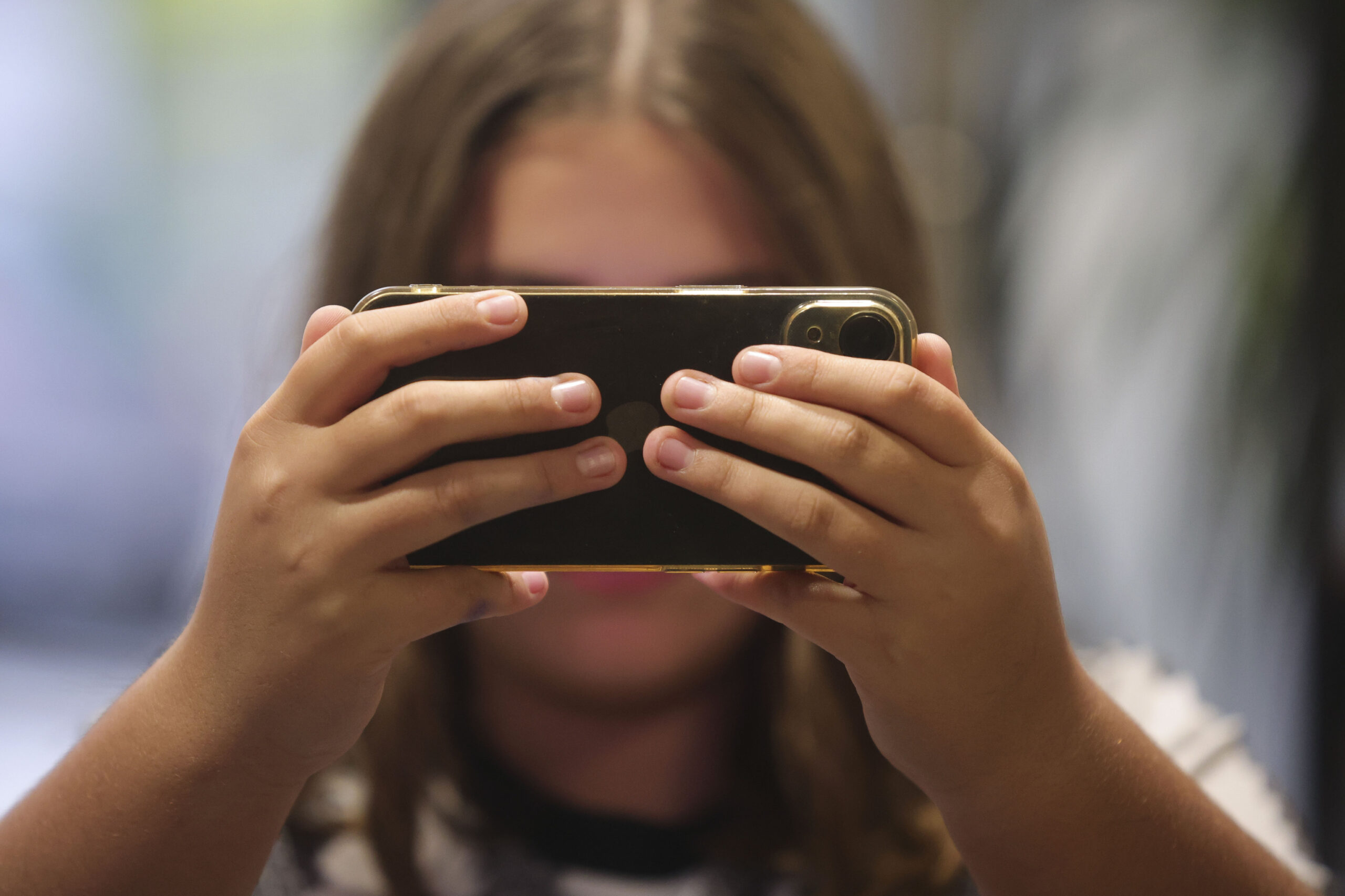 Francia aprobó una ley que prohíbe el acceso a las redes sociales a menores de 15 años