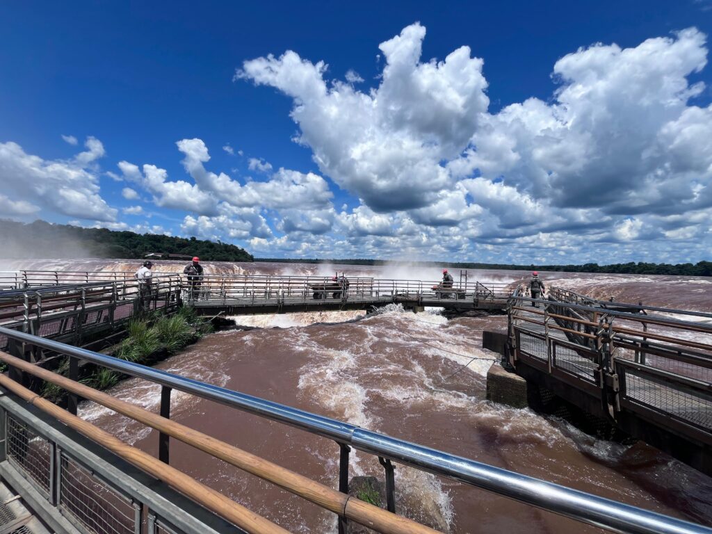 Parque Nacional Iguazú: piden desarmar las pasarelas de la Garganta del Diablo ante una posible crecida histórica