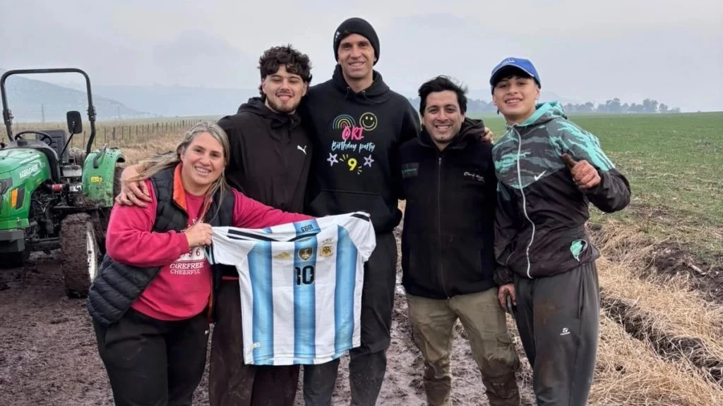 Dibu Martínez quedó encajado en el barro y dos vecinos lo rescataron: el gesto que tuvo después emocionó a todos
