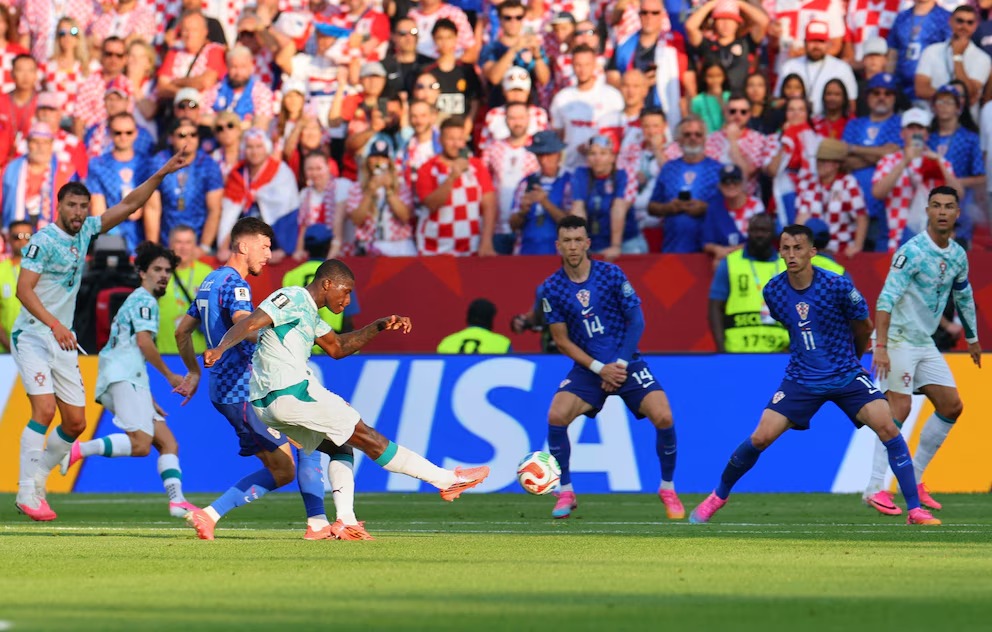 En un polémico partido Portugal le ganó 2-1 a Croacia y avanzó a octavos de final del Mundial