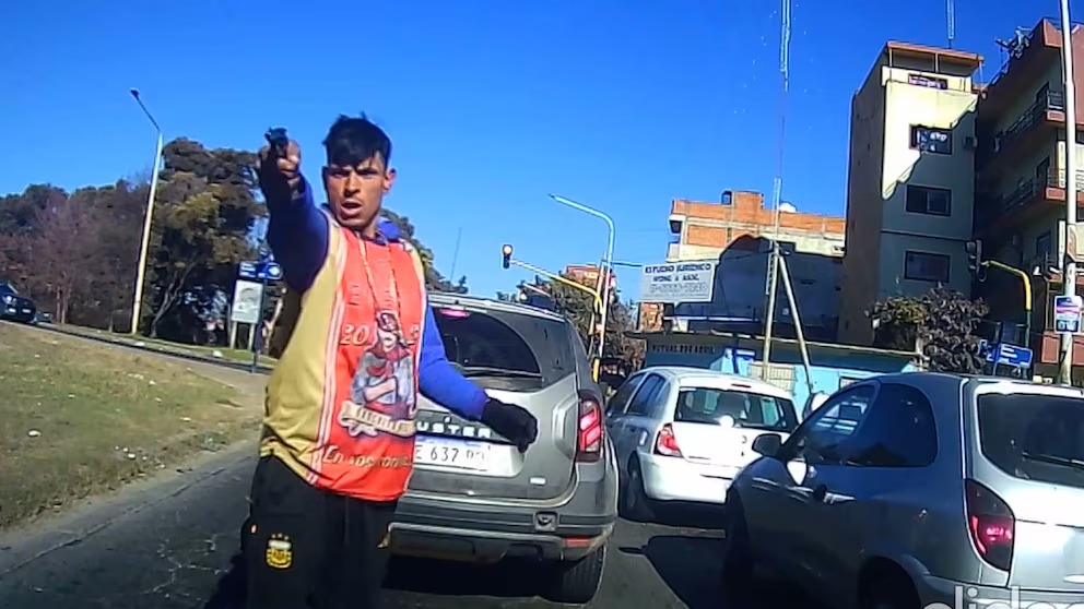 La Matanza, tierra de nadie: le apuntó con un arma a una mujer que detuvo su auto en un semáforo a plena luz del día. Mirá