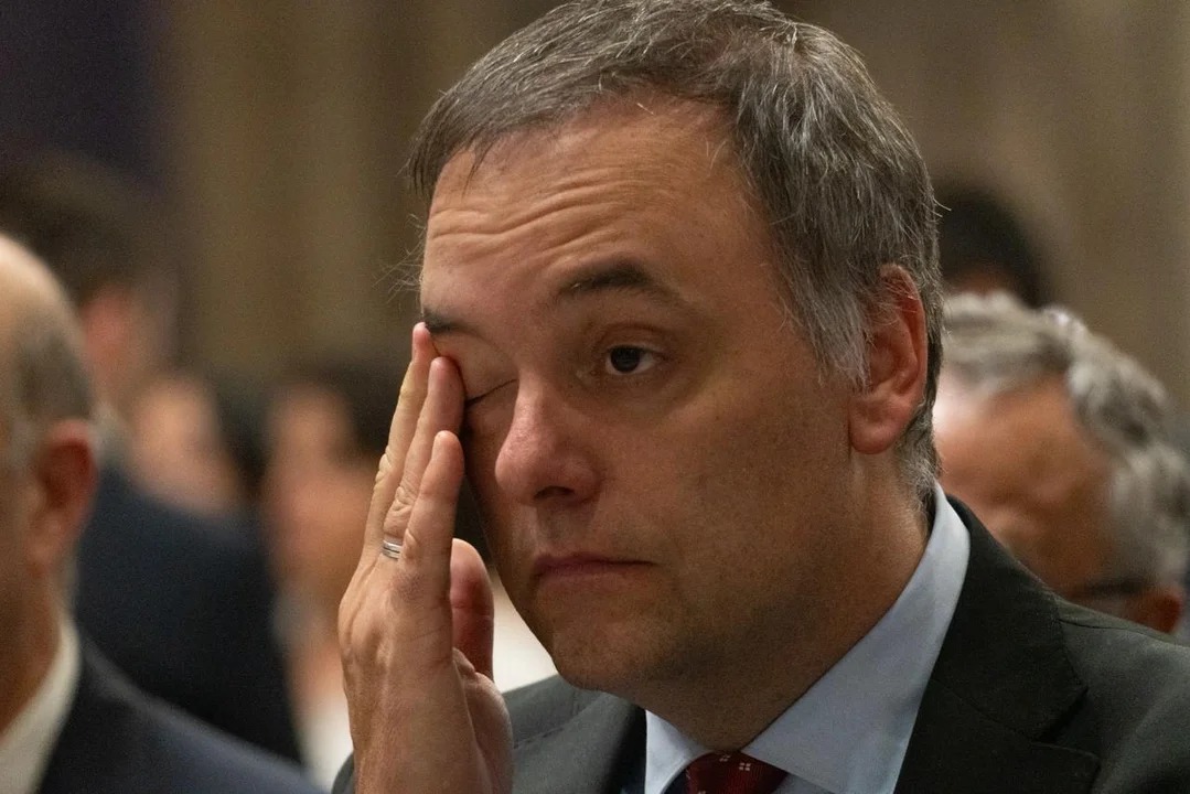 Manuel Adorni deberá avisar a la Justicia para salir del país en medio de la causa por su patrimonio