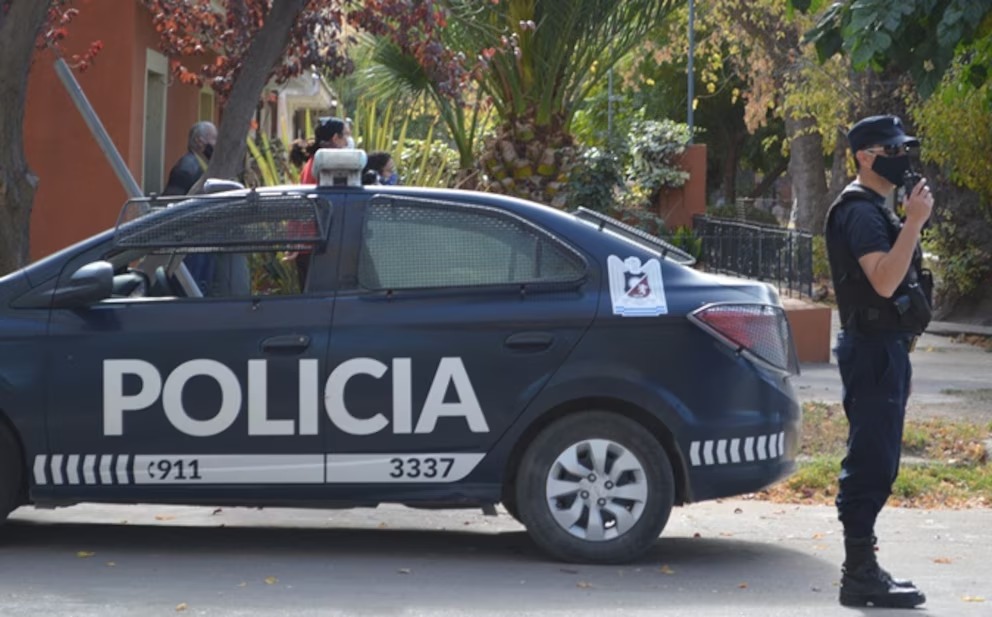 Un hombre mató a su pareja y se escapó, pero luego se entregó en una comisaría y confesó todo