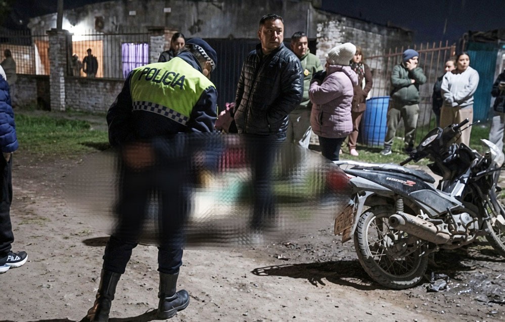Tragedia vial en Tucumán: un motociclista murió tras chocar contra un carro tracción a sangre en el Ingenio Leales