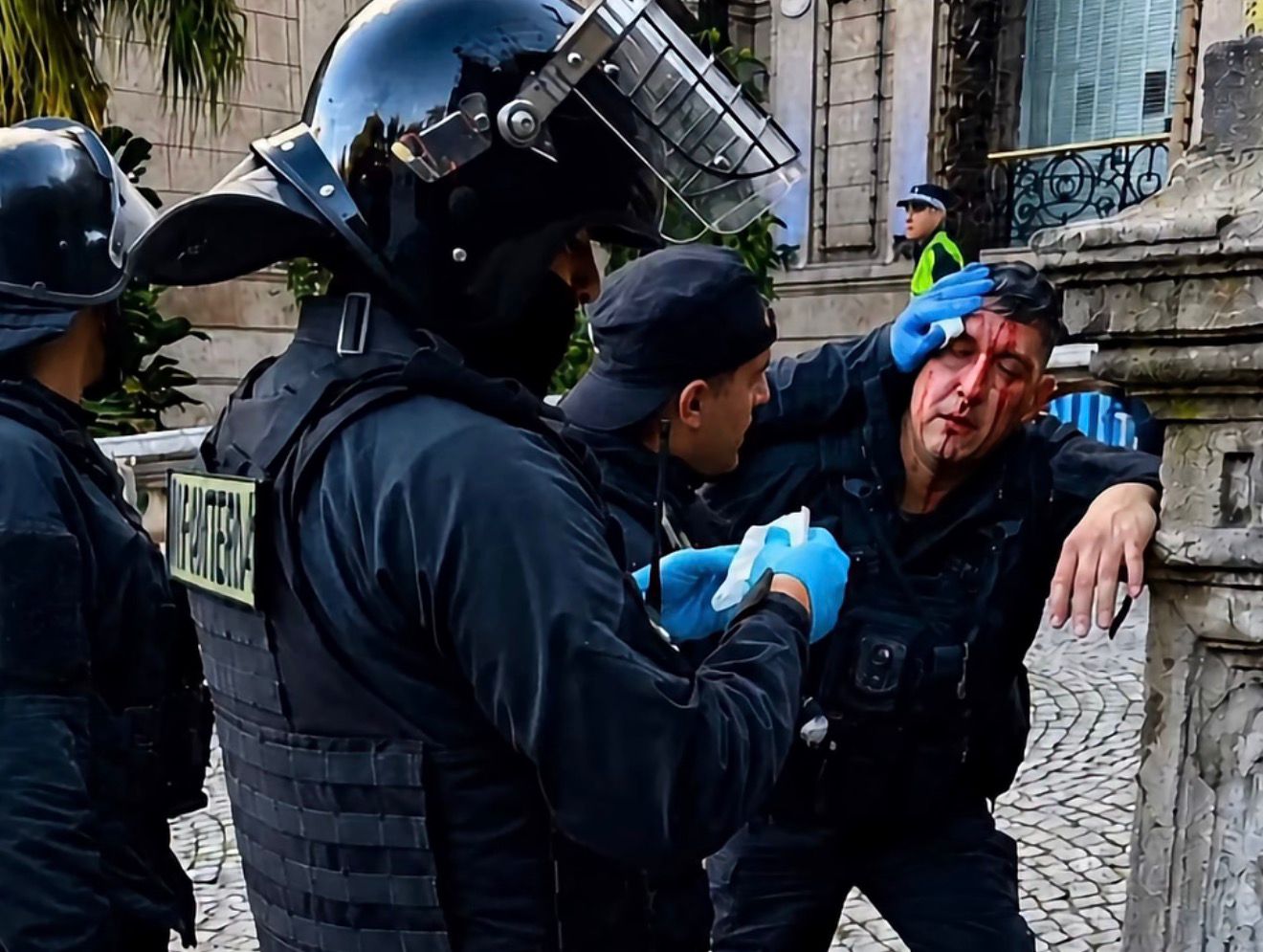 Dos policías fueron heridos al sofocar disturbios en la Plaza Independencia de Tucumán