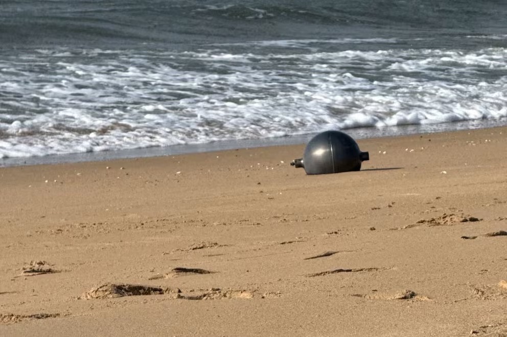 Gran susto: encontraron esferas metálicas en una playa de Australia