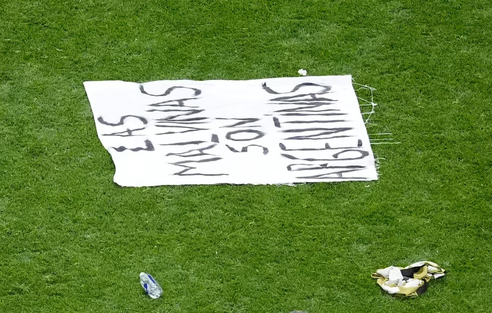 La bandera con un mensaje por Malvinas que mostraron los jugadores de Argentina tras el triunfo ante Inglaterra